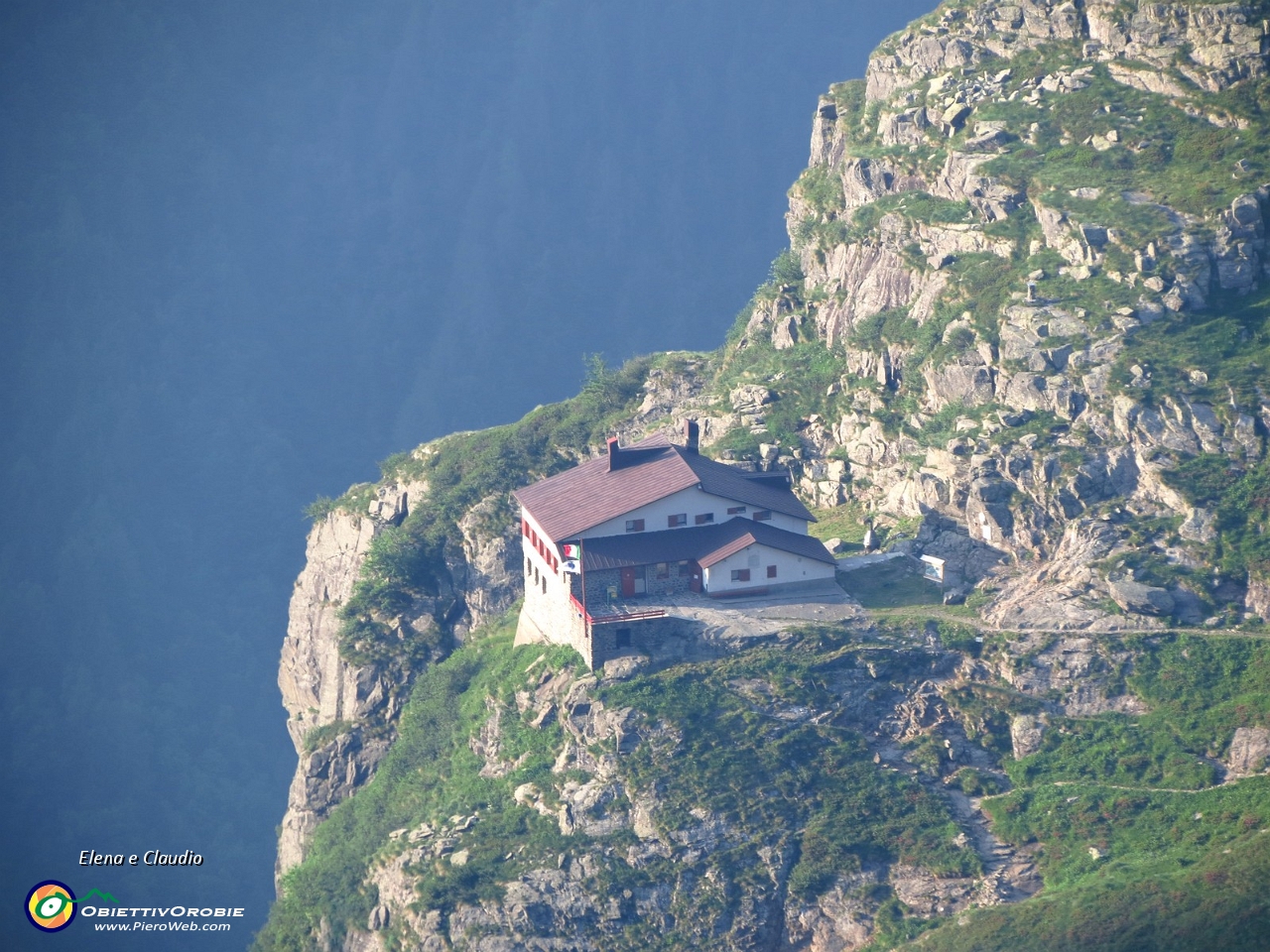 14 Il rifugio dall'alto.JPG